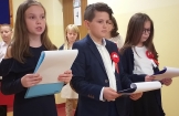 Apel uczniów szkoły w Zrębinie upamiętniający Święto Niepodległości 